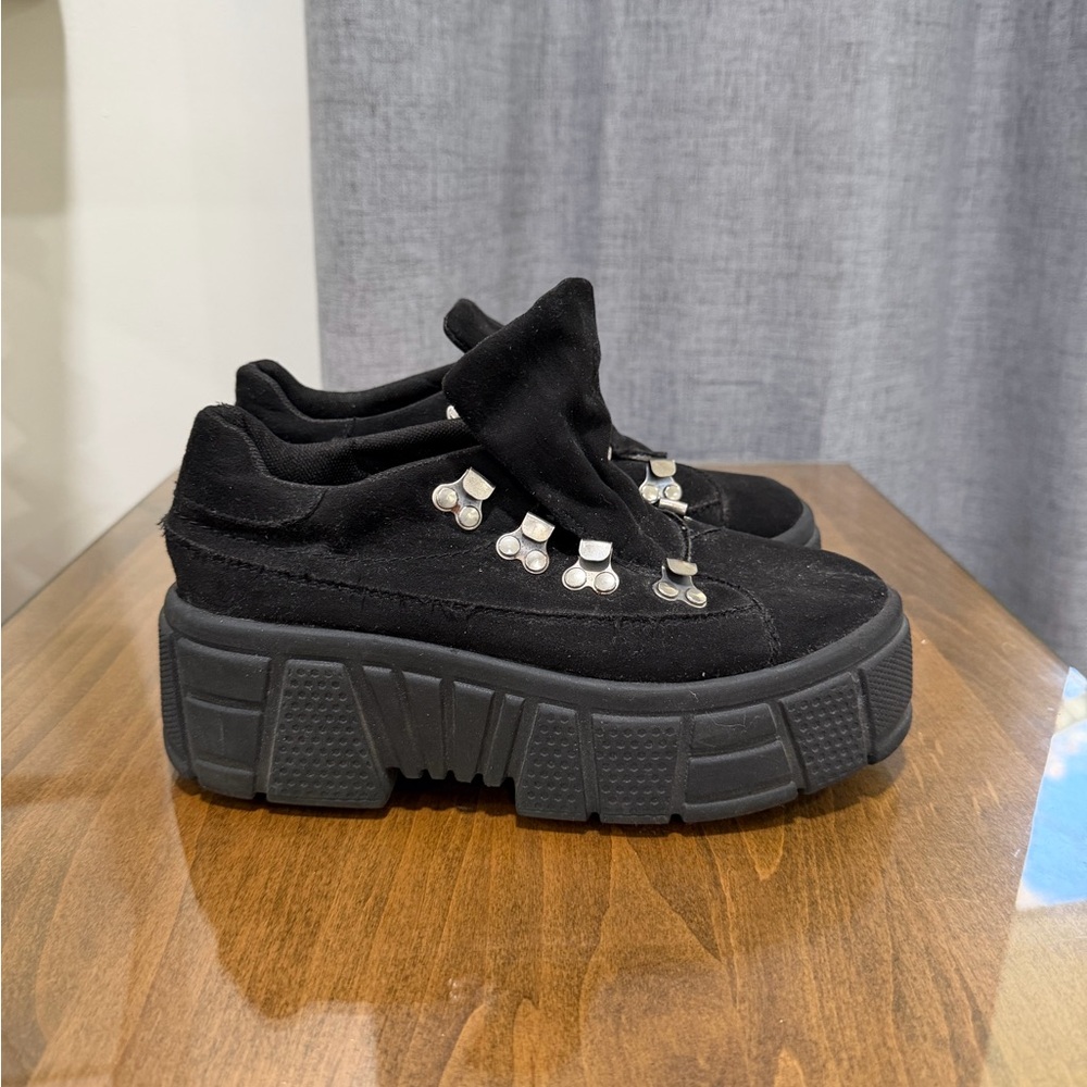 ๐ฅ๐ฅ Black Platform Lace-Up Chunky Sneakers with Stud Accent! ๐ฅ๐ฅ - Picture 1 of 4